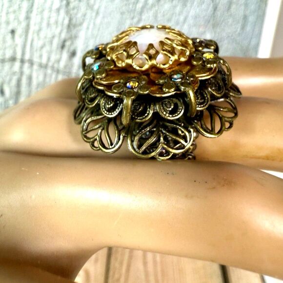 Sweet Romance USA Faux Mabe Victorian Revival 9-Strand Bracelet & Ring Set - Picture 5 of 16